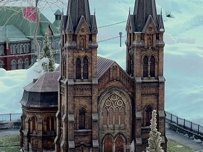 Костел Святого Миколая в мініатюрі у парку-музеї «Велична Україна» у селі Поляниця неподалік від Буковеля