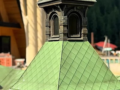  Музей «Велична Україна» — це сучасний парк мініатюр, розташований у селі Поляниця неподалік від курорту Буковель. На площі понад 7000 м² відвідувачі можуть побачити Україну в зменшеному масштабі — через точно відтворені архітектурні шедеври. 