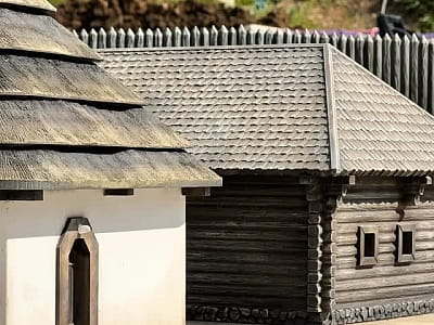  Музей «Велична Україна» — це сучасний парк мініатюр, розташований у селі Поляниця неподалік від курорту Буковель. На площі понад 7000 м² відвідувачі можуть побачити Україну в зменшеному масштабі — через точно відтворені архітектурні шедеври. 