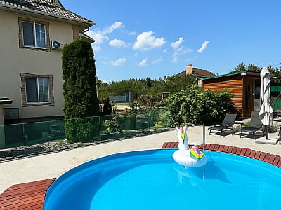літній відкритий басейн в заміському комплексі Villa Village в Черкаській області