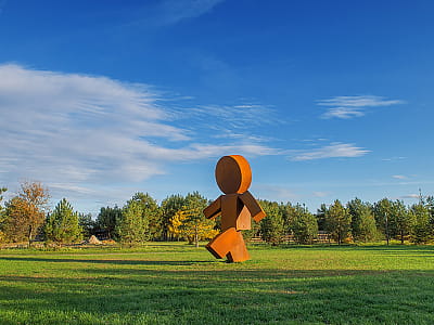 Скульптура "Пер­ший крок" Євгена При­ма­чен­ка в Abramovych Sculpture Park біля Києва