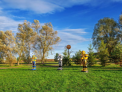 Скульптура "Miner Rugby Player" Ро­мана Мініна в Abramovych Sculpture Park біля Києва