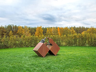 Скульптура "Двоє" Пет­ра Гронсь­кого в Abramovych Sculpture Park біля Києва