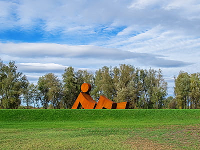 Скульптура Зустріч із сон­цем Ев­гена При­мачен­ко в Abramovych Sculpture Park біля Києва