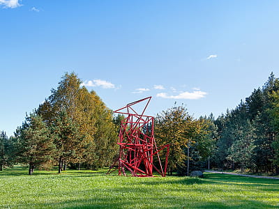 Скульптура "Вул­кан" Ан­тона Ло­гова в Abramovych Sculpture Park біля Києва