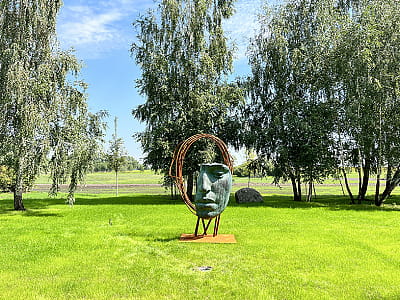 Скульптура "Insight" Дмит­ра Грека в Abramovych Sculpture Park біля Києва
