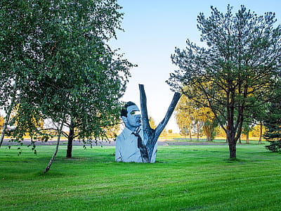 Скульптура з серії LESS Сергія Свят­ченка в Abramovych Sculpture Park біля Києва