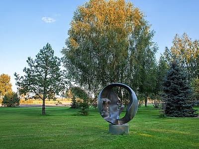 Скульптура "Простір нав­ко­ло" На­зара Білика в Abramovych Sculpture Park біля Києва