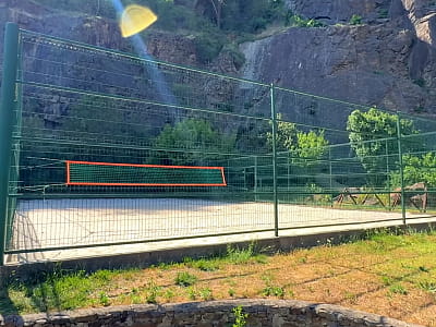 волейбольне поле в розважально-готельному комплексі «Чорна Гора» в місті Виноградів Закарпатської області
