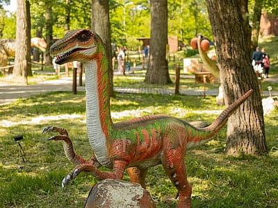 рухомі моделі динозаврів в парку DINO PARK у Київському Гідропарку