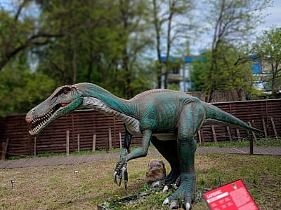 рухомі моделі динозаврів в парку DINO PARK у Київському Гідропарку
