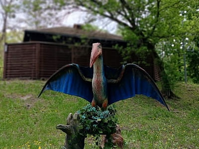 рухомі моделі динозаврів в парку DINO PARK у Київському Гідропарку