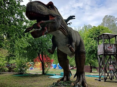 рухомі моделі динозаврів в парку DINO PARK у Київському Гідропарку