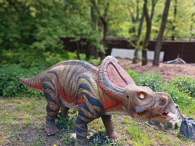 рухомі моделі динозаврів в парку DINO PARK у Київському Гідропарку