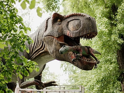 рухомі моделі динозаврів в парку DINO PARK у Київському Гідропарку