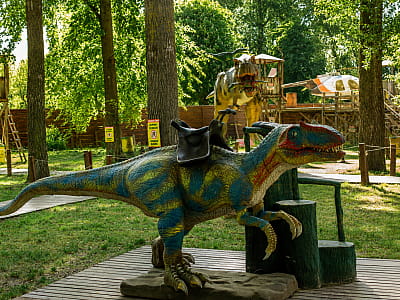 Динозавр, на якому можна покататися верхи в парку DINO PARK у Київському Гідропарку