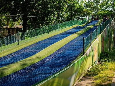 Тюбінгова гірка в парку DINO PARK у Київському Гідропарку