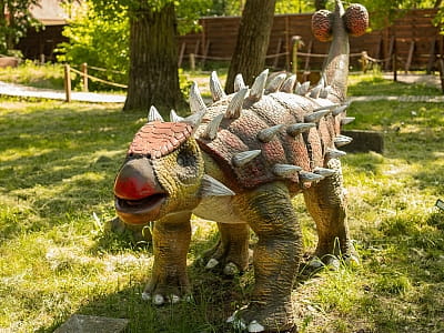 рухомі моделі динозаврів в парку DINO PARK у Київському Гідропарку