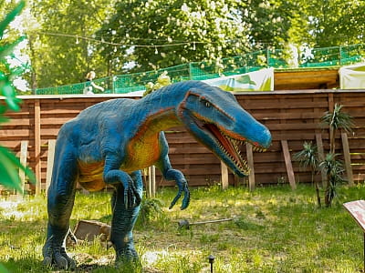 рухомі моделі динозаврів в парку DINO PARK у Київському Гідропарку