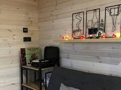 вініловий програвач в котеджах Equi Lis у Ясногородці за 30 хвилин від Києва
