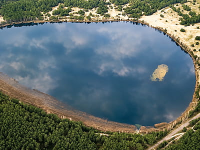 Озеро Засвітське на Рівненщині: карстова водойма з прозорою водою, піщаними пляжами, островом, рибалкою та легендами Полісся.