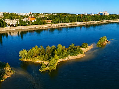 Дізнайтеся про острів Фантазія у Кременчуці: історію, пляжі, риболовлю, природу, цікаві місця поруч та як дістатися до острова на Дніпрі.