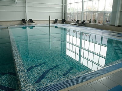 великий критий басейн в заміському комплексі Gr-Club Resort в Житомирі