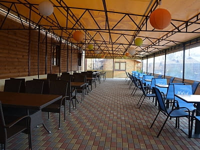 Літня тераса ресторану "Золоте Руно" в заміському комплексі Gr-Club Resort в Житомирі