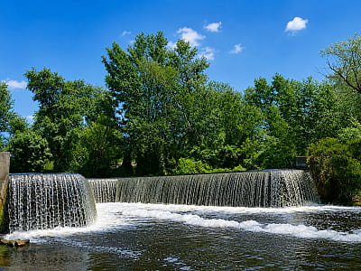 Дізнайтеся про Київський водоспад в урочищі Покол: історію, особливості, як дістатися, що подивитися поруч та чому ця локація приваблює любителів природи.