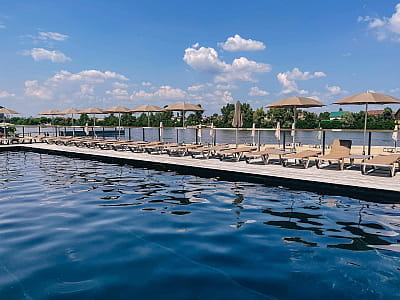 літній басейн в літньому комплексі на Жуковому острові в Києві "Mayachok Beach Club"