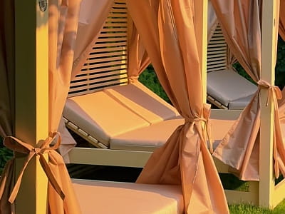 бунгало з лежаками біля басейну в комплексі Пірс 39 на ВДНГ
