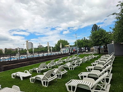 зона відпочинку з лежаками в комплексі Пірс 39 на ВДНГ