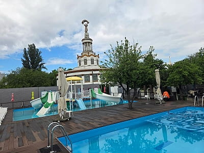 Пірс 39 на ВДНГ у Києві — міський пляж із двома відкритими басейнами, дитячою аквазоною, баром, кафе, волейбольним майданчиком і зонами відпочинку.