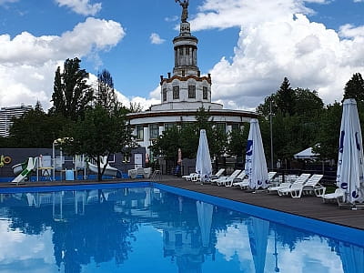 25-метровий басейн із чотирма плавальними доріжками в зоні відпочинку у форматі «міський пляж» Пірс 39 на ВДНГ