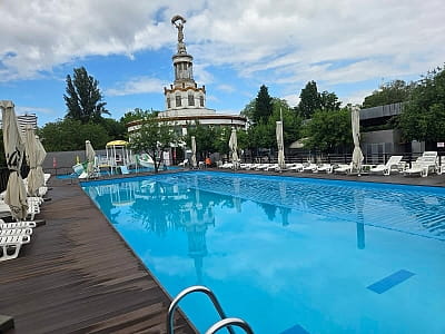 25-метровий басейн із чотирма плавальними доріжками в зоні відпочинку у форматі «міський пляж» Пірс 39 на ВДНГ