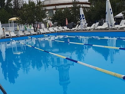 25-метровий басейн із чотирма плавальними доріжками в зоні відпочинку у форматі «міський пляж» Пірс 39 на ВДНГ