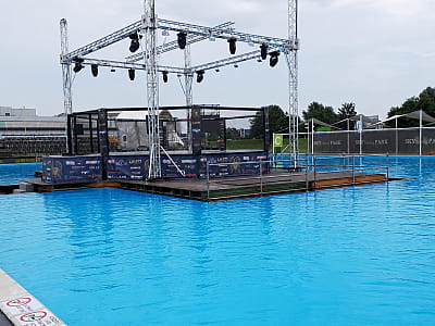 великий відкритий басейн в сезонному комплексі відпочинку в Києві Sky Family Park, на березі Дніпра поруч із ТРЦ SkyMall.