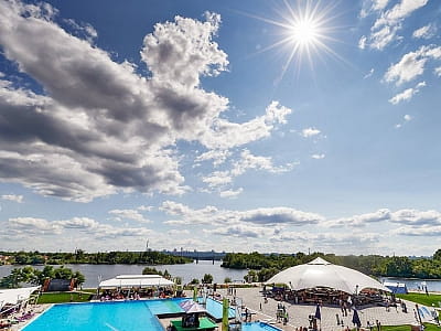 великий відкритий басейн в сезонному комплексі відпочинку в Києві Sky Family Park, на березі Дніпра поруч із ТРЦ SkyMall.