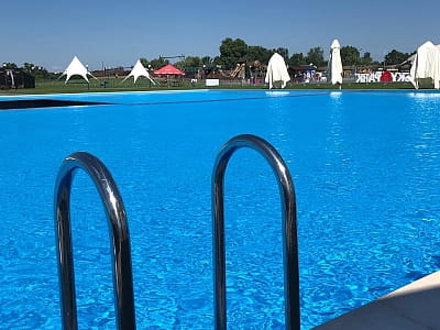 великий відкритий басейн в сезонному комплексі відпочинку в Києві Sky Family Park, на березі Дніпра поруч із ТРЦ SkyMall.