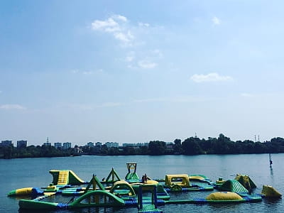 дитячі розваги в сезонному комплексі відпочинку в Києві Sky Family Park, на березі Дніпра поруч із ТРЦ SkyMall.