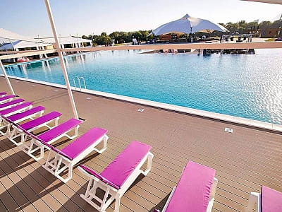 великий відкритий басейн в сезонному комплексі відпочинку в Києві Sky Family Park, на березі Дніпра поруч із ТРЦ SkyMall.