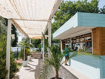 бар-ресторан в заміському комплексі для літнього відпочинку Slavutych Beach Club на березі Дніпра в районі Осокорків