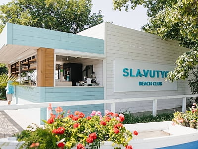 бар-ресторан в заміському комплексі для літнього відпочинку Slavutych Beach Club на березі Дніпра в районі Осокорків