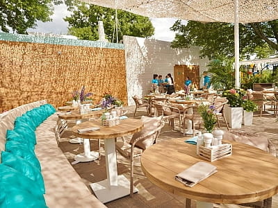 бар-ресторан в заміському комплексі для літнього відпочинку Slavutych Beach Club на березі Дніпра в районі Осокорків