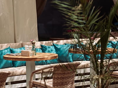 бар-ресторан в заміському комплексі для літнього відпочинку Slavutych Beach Club на березі Дніпра в районі Осокорків