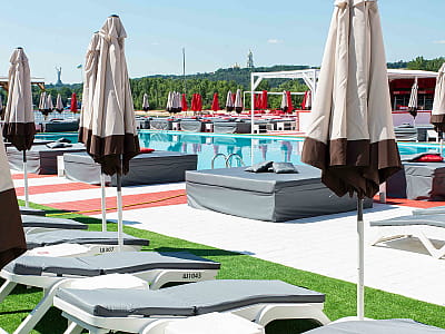 SOUTH BEACH — сучасний пляжний комплекс у Києві з відкритим басейном, рестораном, баром, літніми терасами та атмосферою курортного відпочинку.