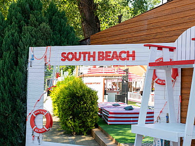 SOUTH BEACH — сучасний пляжний комплекс у Києві з відкритим басейном, рестораном, баром, літніми терасами та атмосферою курортного відпочинку.