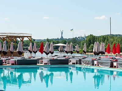 літній відкритий басейн в заміському пляжному комплексі SOUTH BEACH, що працює на території Гідропарку в Києві