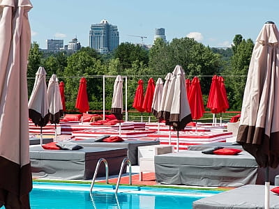 літній відкритий басейн в заміському пляжному комплексі SOUTH BEACH, що працює на території Гідропарку в Києві