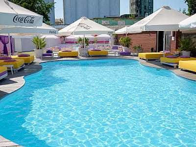 відкритий басейн в пляжному комплексі із басейнами Sungrilla Secret Beach в Києві